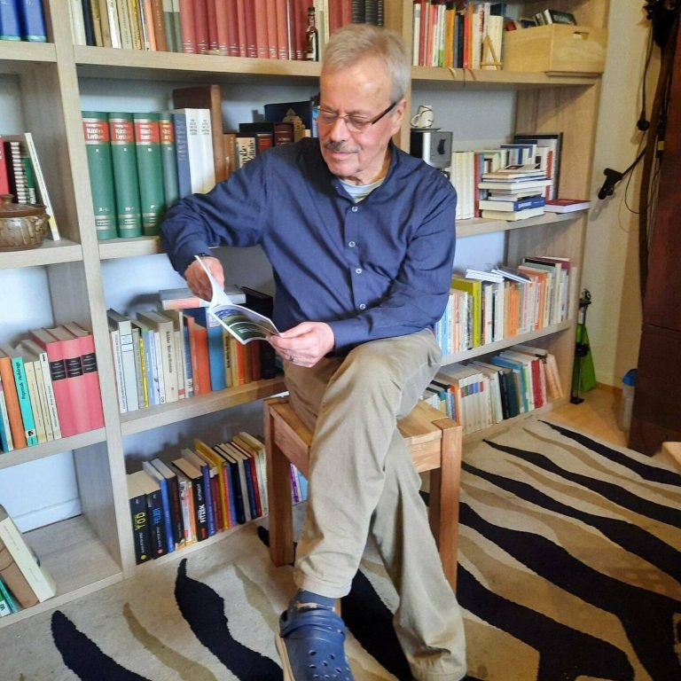 Christoph Maas zwischen Büchern